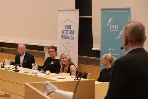 Panelistit vasemmalta oikealle: Ilkka Halava, Riikka Marjamäki, Raija Hämäläinen ja Eleonoora Hintsa. Arto Nyberg kuvassa oikealla.