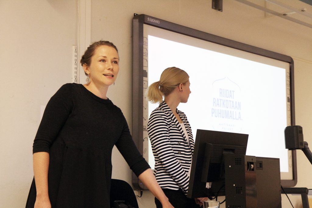 CMI:n Emmi Hänninen ja Jaana Salminen kertoivat konfliktinratkaisusta Tampereen Pohjois-Hervannan koulussa.