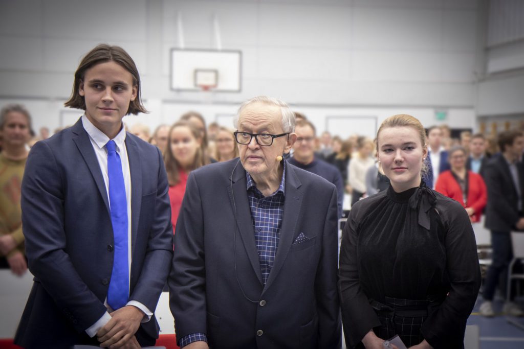 Sovittelijaoppilaina palkittiin Mattlidens gymnasiumista Edvin Voutilainen ja Espoonlahden lukiosta Mette Bergman.