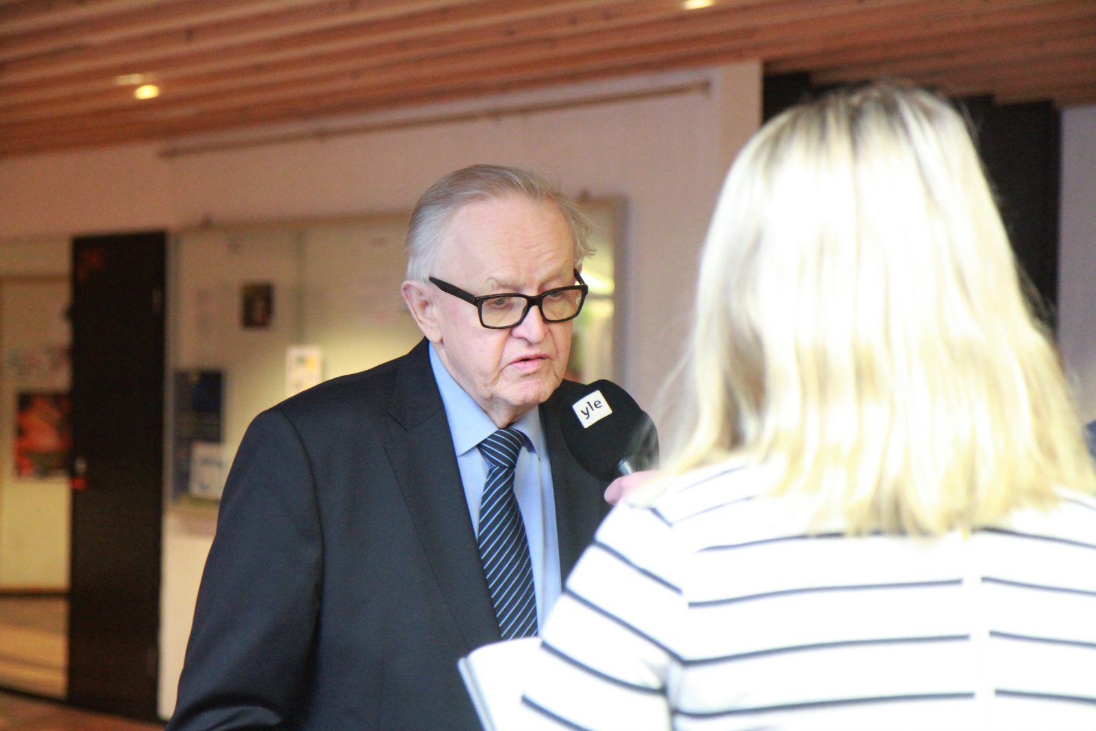 Variskan koulun oppilaat kysyivät Ahtisaarelta neuvoja riitojen sovitteluun.