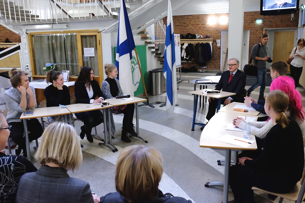 Rovaniemen Lyseonpuiston lukion oppilaat esittelivät presidentti Ahtisaarelle väittelytaitojaan vuoden 2015 Ahtisaari-päivillä.